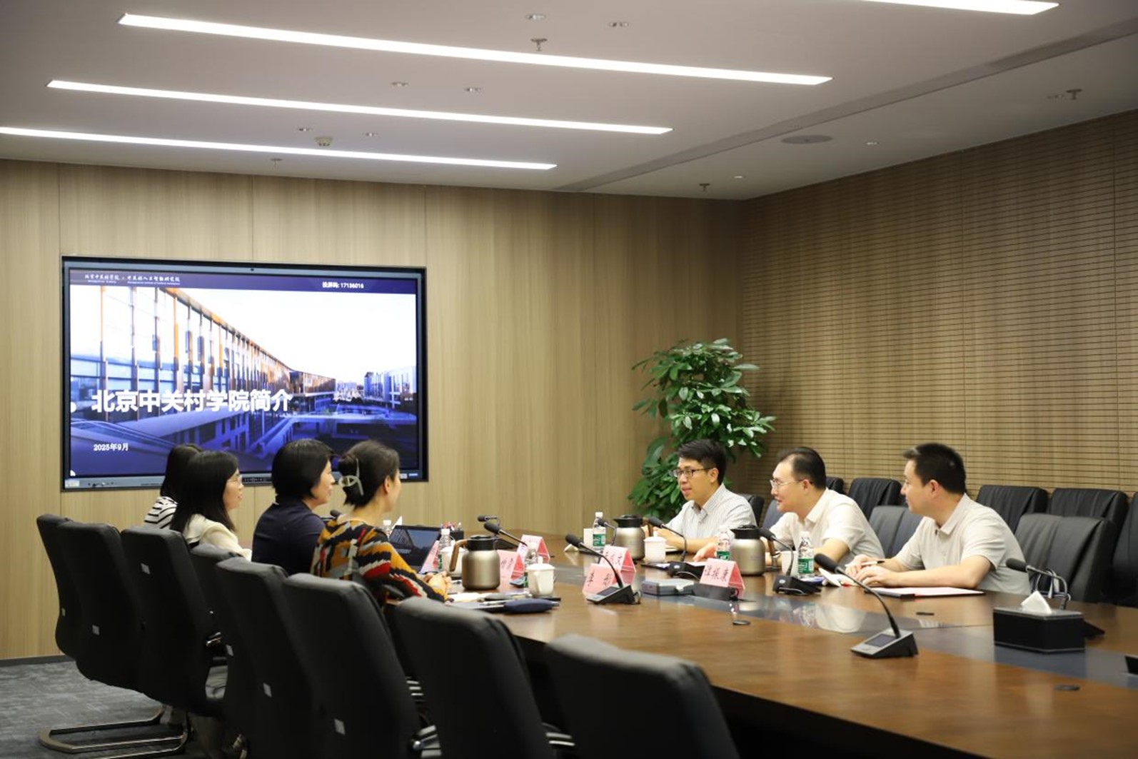市委教育工委副书记于成文一行来学院调研交流